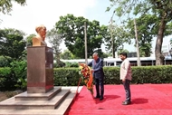 Top leader of Vietnam lays flowers at President Ho Chi Minh Statue in Sri Lanka capital